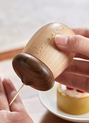 Zahnstocherbox in Eichelform aus Holz, Deckel dunkel, Zahnstocher im Gebrauch