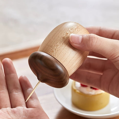 Zahnstocherbox in Eichelform aus Holz, Deckel dunkel, Zahnstocher im Gebrauch