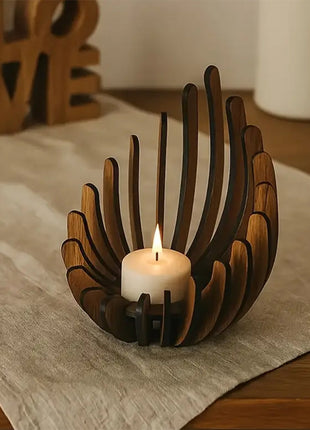 Holz-Kerzenhalter im Lotusdesign mit brennender Kerze, zackige Holzlamellen.