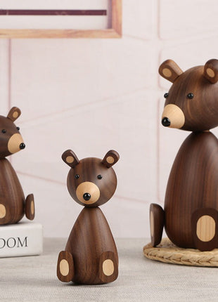 Holzbär-Figuren aus Holz in dunkler Optik: drei stehende Bären