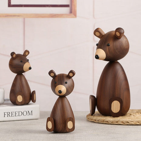 Holzbär-Figuren aus Holz in dunkler Optik: drei stehende Bären