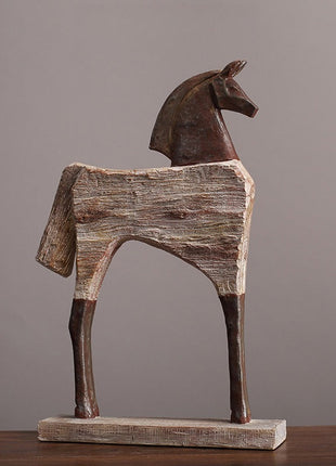 Pferd-Skulptur aus Kunstharz mit braunem Körper und Holzoptik, stehend auf Sockel