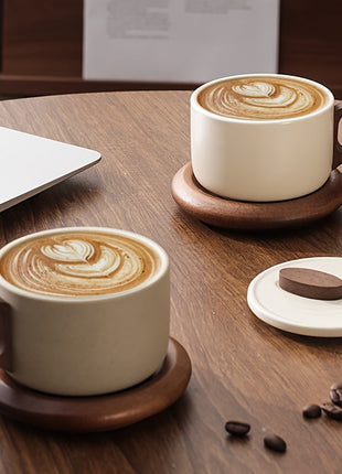 Lignovancia Keramik-Kaffeetasse mit Holzgriff und Untersetzer, cremefarben, Deckel abgenommen