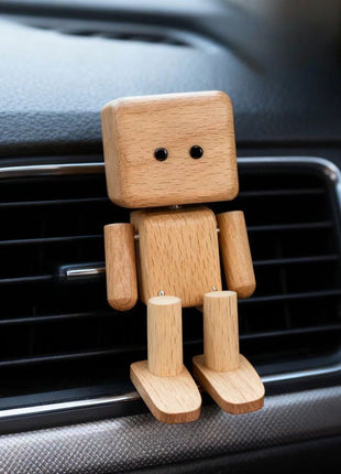 Schwingender Holz-Roboter als Auto-Duftspender, helles Holz, im Lüftungsgitter