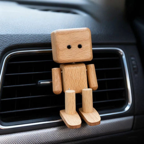 Schwingender Holz-Roboter als Auto-Duftspender, helles Holz, im Lüftungsgitter