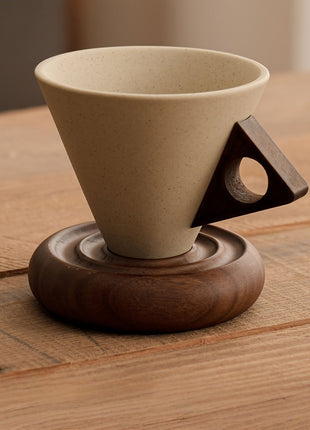 Trichterförmige Keramiktasse mit Spiralsockel aus Holz, seitlicher Griff