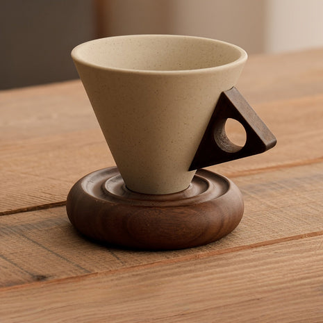 Trichterförmige Keramiktasse mit Spiralsockel aus Holz, seitlicher Griff