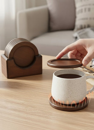 Runde Holz-Untersetzer im Halter (6er-Set), Hand legt braunen Untersetzer unter Tasse