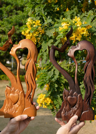 Liebespaar-Holzskulptur: küssendes Paar und Herz, braunes Holz mit Flügel-/Lockenrelief, Outdoor