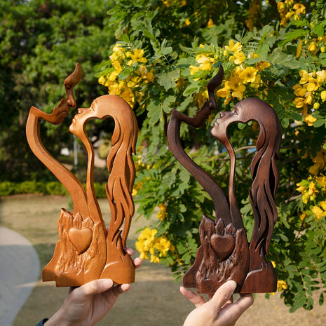 Liebespaar-Holzskulptur: küssendes Paar und Herz, braunes Holz mit Flügel-/Lockenrelief, Outdoor