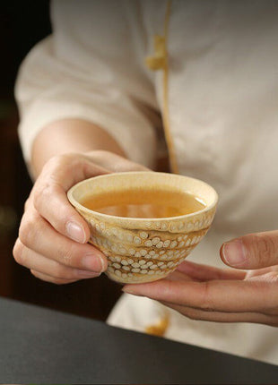 Matcha-Schale mit warmem Innenfutter, Hände halten die Schale