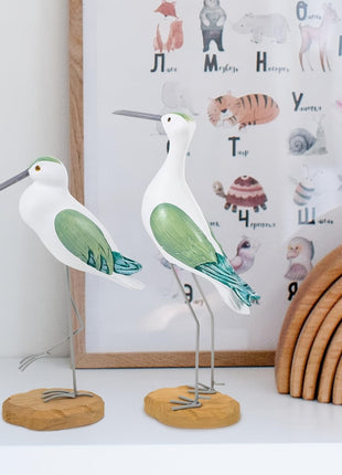 Set aus 2 Holz-Seemöwenfiguren mit grünen Akzenten, auf Metallständern
