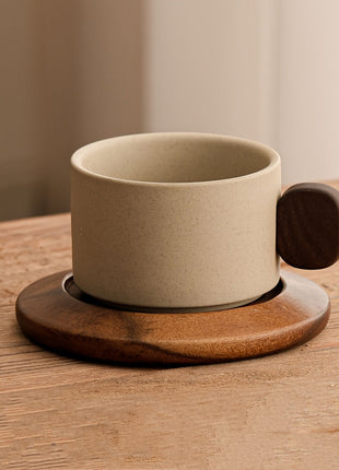 Keramik-Tasse mit Untertasse, beiger Becher mit braunem Griff und leerem Innenraum