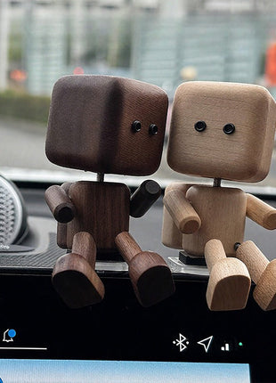 Schwingender Holz-Roboter als Auto-Duftspender, zwei Varianten: dunkel und hell, mit Augen