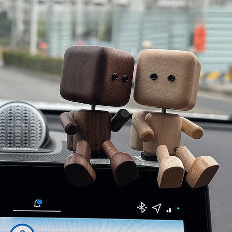 Schwingender Holz-Roboter als Auto-Duftspender, zwei Varianten: dunkel und hell, mit Augen