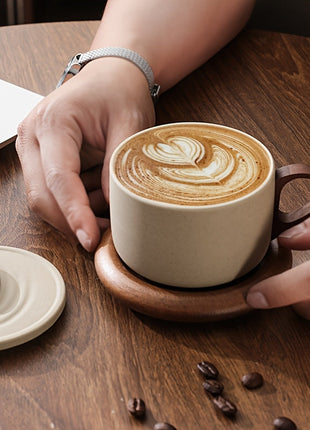 Lignovancia Keramik-Kaffeetasse mit Holzgriff und Untersetzer, cremefarben, Deckel auf Untersetzer
