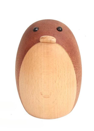 Massivholz-Pinguinfigur, braune Flügelansätze und heller ovaler Bauch mit Holzmaserung.