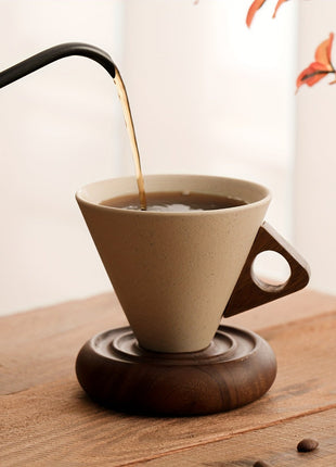 Trichterförmige Keramiktasse mit Spiralsockel, brauner Holzsockel, Henkel seitlich