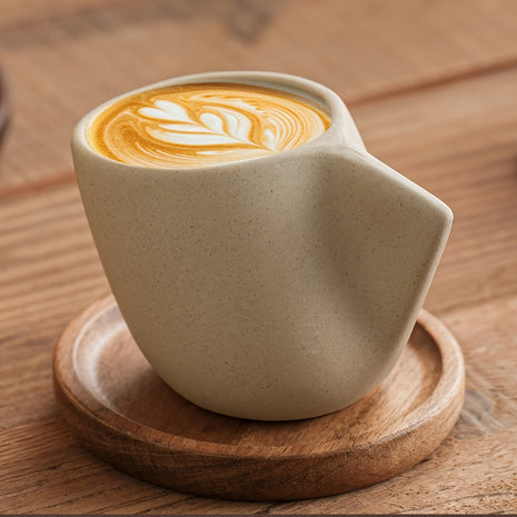 Steingut-Kaffeetasse mit Holzuntersetzer, geschwungener Griff, Latte-Art in der Tasse