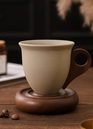 Kaffeetasse aus Keramik mit Holzuntersetzer, beige, breite Form, seitlicher Henkel