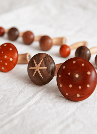 Holz-Pilz-Kühlschrankmagnet-Set mit mehreren Pilzen, rote Hüte mit Punkten und Sternen