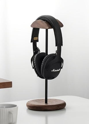 Schwarzwalnuss-Kopfhörerständer mit eingehängtem schwarzen Over-Ear-Headset