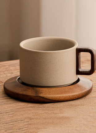 Keramik-Tasse mit Untertasse, beiger Becher mit eckigem braunem Griff