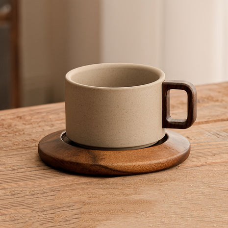Keramik-Tasse mit Untertasse, beiger Becher mit eckigem braunem Griff