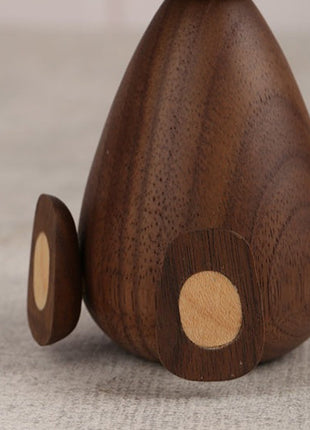 Holzbär-Figur, Nahansicht: Tropfenform mit ovaler Aussparung am Standfuß