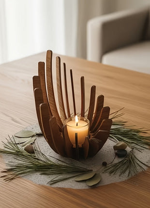 Holz-Kerzenhalter im Lotusdesign mit brennender Kerze auf dem Tisch.