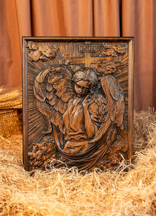 Engel-Wandplatte aus Holz mit Relieffigur und Flügeln, Vorderansicht in Rahmen