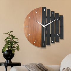 Wanduhr mit rundem Holz-Zifferblatt, dunklen Holzleisten und weißen Zeigern