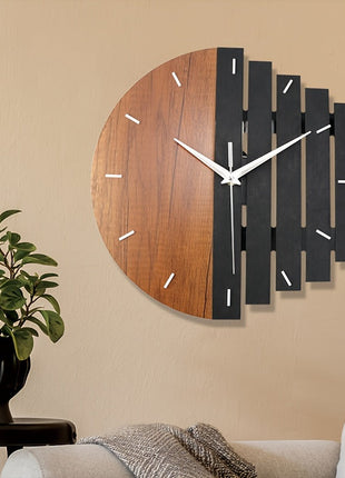 Wanduhr mit rundem Holz-Zifferblatt, dunklen Holzleisten und weißen Zeigern