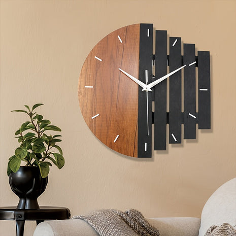 Wanduhr mit rundem Holz-Zifferblatt, dunklen Holzleisten und weißen Zeigern