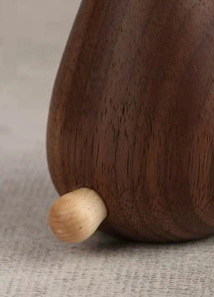 Holzbär-Figur, Nahansicht Standfuß: runder heller Holzbollen an der Unterseite
