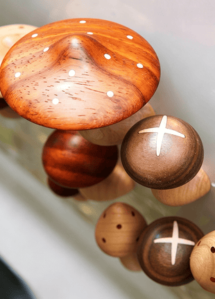 Holz-Pilz-Kühlschrankmagnet-Set: orangefarbener Hut mit Tupfen und braune Hüte mit Stern