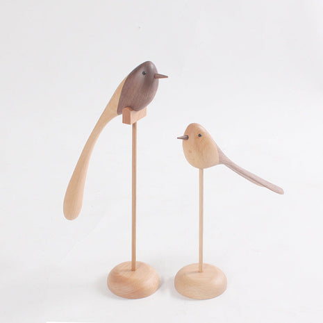 Holzvogel-Deko mit langem Schwanz auf rundem Sockel, zwei Größen
