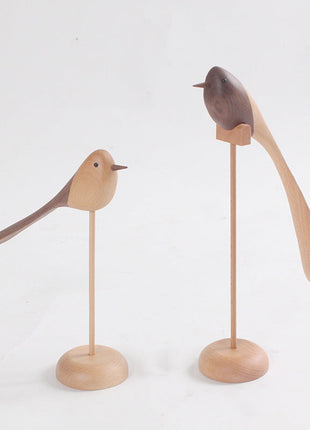 Holzvogel-Deko mit langem Schwanz auf rundem Sockel, helles Holz