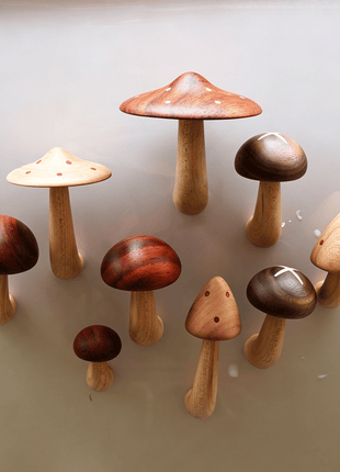 Holz-Pilz-Kühlschrankmagnet mit mehreren handbemalten Pilzen aus Massivholz