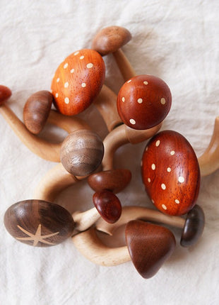 Holz-Pilz-Deko mit Magnet: mehrere Fliegenpilze in Braun-Orange