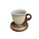Kaffeetasse aus Keramik mit Holzuntersetzer, hellbeige Tasse und brauner Untersetzer