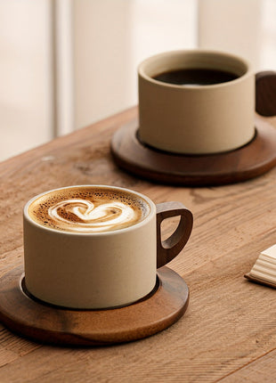 Keramik-Tasse mit Untertasse, beiger Becher mit braunem Griff und dunklem Heißgetränk