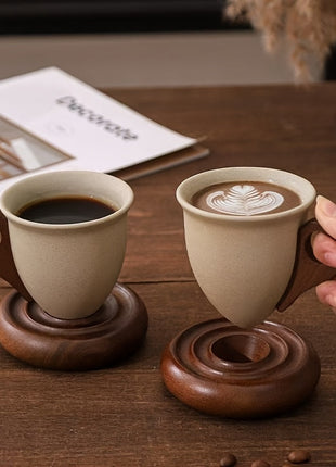 Kaffeetassen-Set aus Keramik mit Holzuntersetzern, beige Tassen, braune Untersetzer