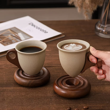 Kaffeetassen-Set aus Keramik mit Holzuntersetzern, beige Tassen, braune Untersetzer