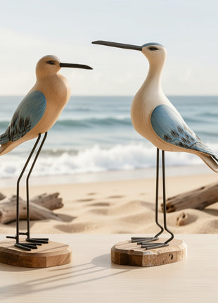 Zwei Möwenfiguren aus Holz mit Metallbeinen und runden Holzsockeln.