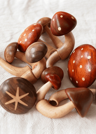 Holz-Pilz-Kühlschrankmagnet-Set mit mehreren Pilzen, Hüte mit Tupfen und Sternen
