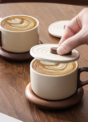 Lignovancia Keramik-Kaffeetassen-Set mit Holzgriff und Untersetzern, eine mit Deckel abgenommen