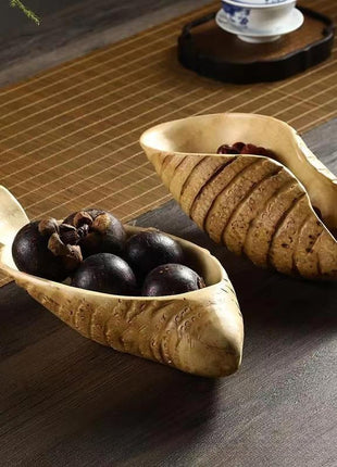 Obstschale aus Bambuswurzel, Bootform, mit dunklen Nüssen und Beeren