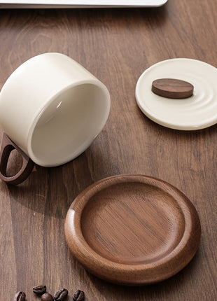 Lignovancia Keramik-Kaffeetasse mit Holzgriff und Untersetzer, seitliche Ansicht, Deckel separat