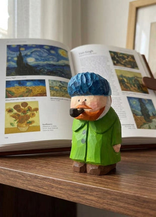 Handgefertigte Holzskulptur: kleine Figur mit blauem Kopftuch, grünem Kleid und braunen Schuhen.